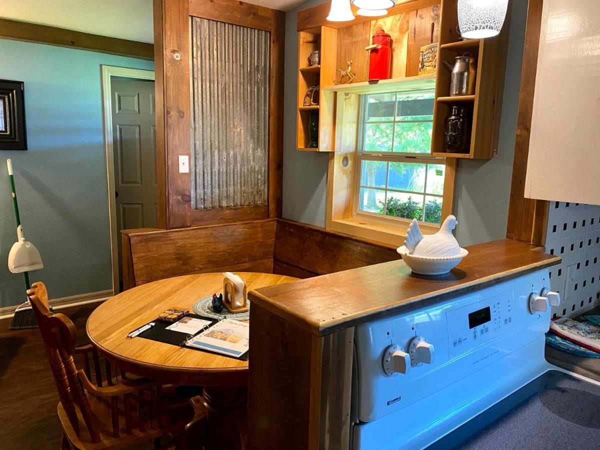 Bunkhouse Farm Stay Fort White ภายนอก รูปภาพ