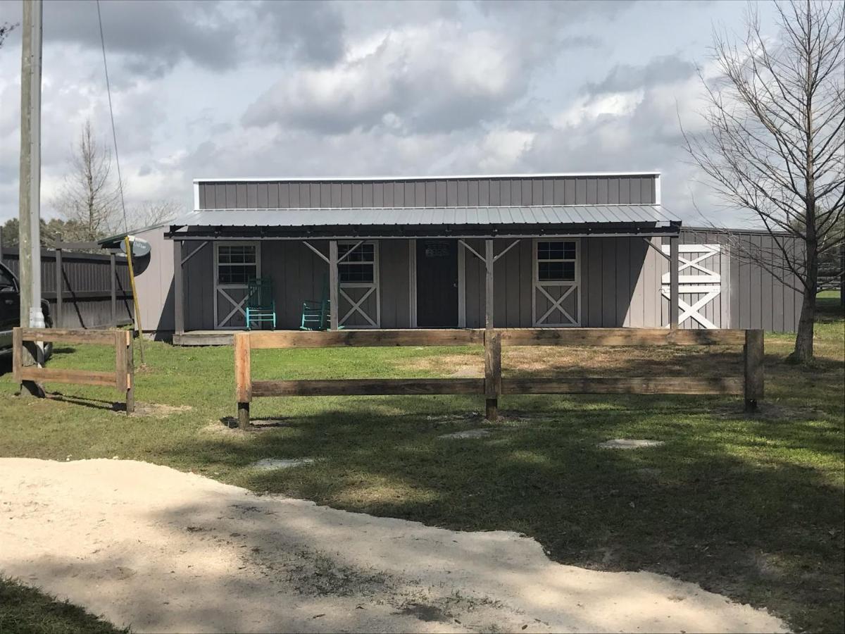 Bunkhouse Farm Stay Fort White ภายนอก รูปภาพ